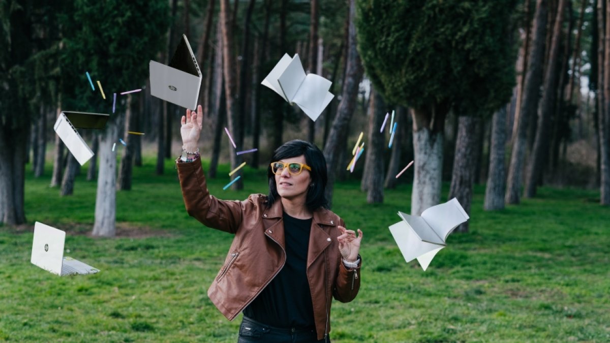 Montaje fotográfico donde López Ubierna ‘juega’ entre libretas y ordenadores.