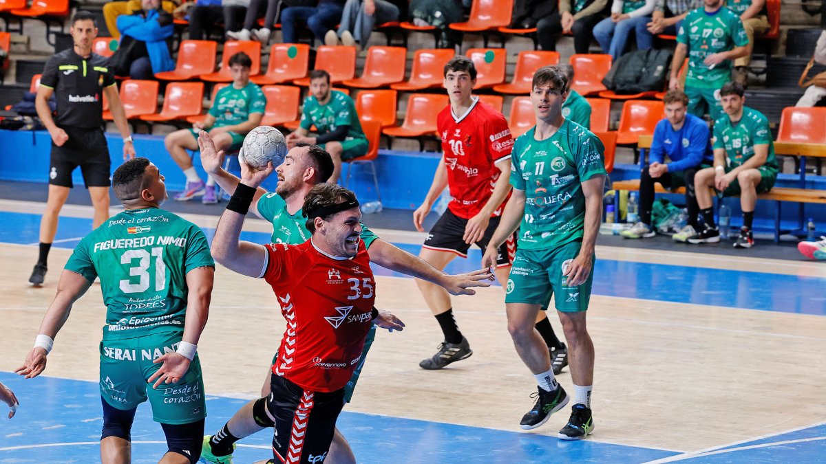 Martins lanza a portería durante el partido.