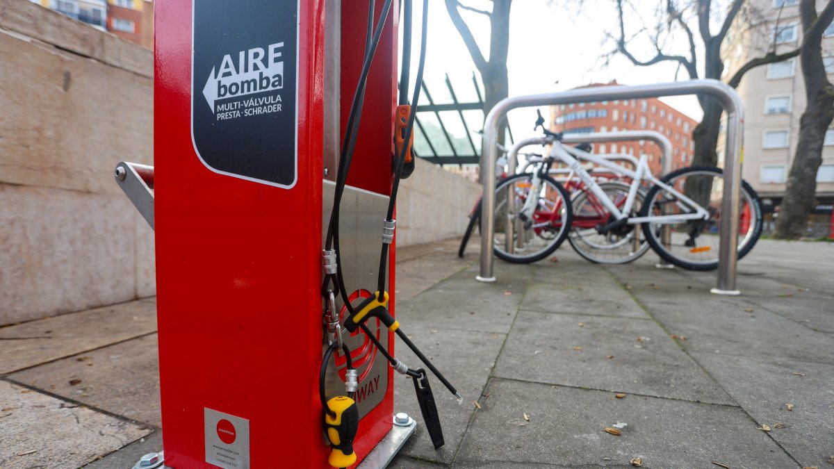 Punto para la reparación de bicicletas en el parque de San Agustín.