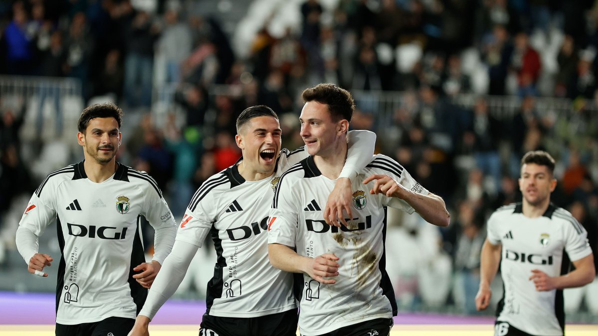 Los jugadores del Burgos CF celebran el gol de Borja Sánchez.