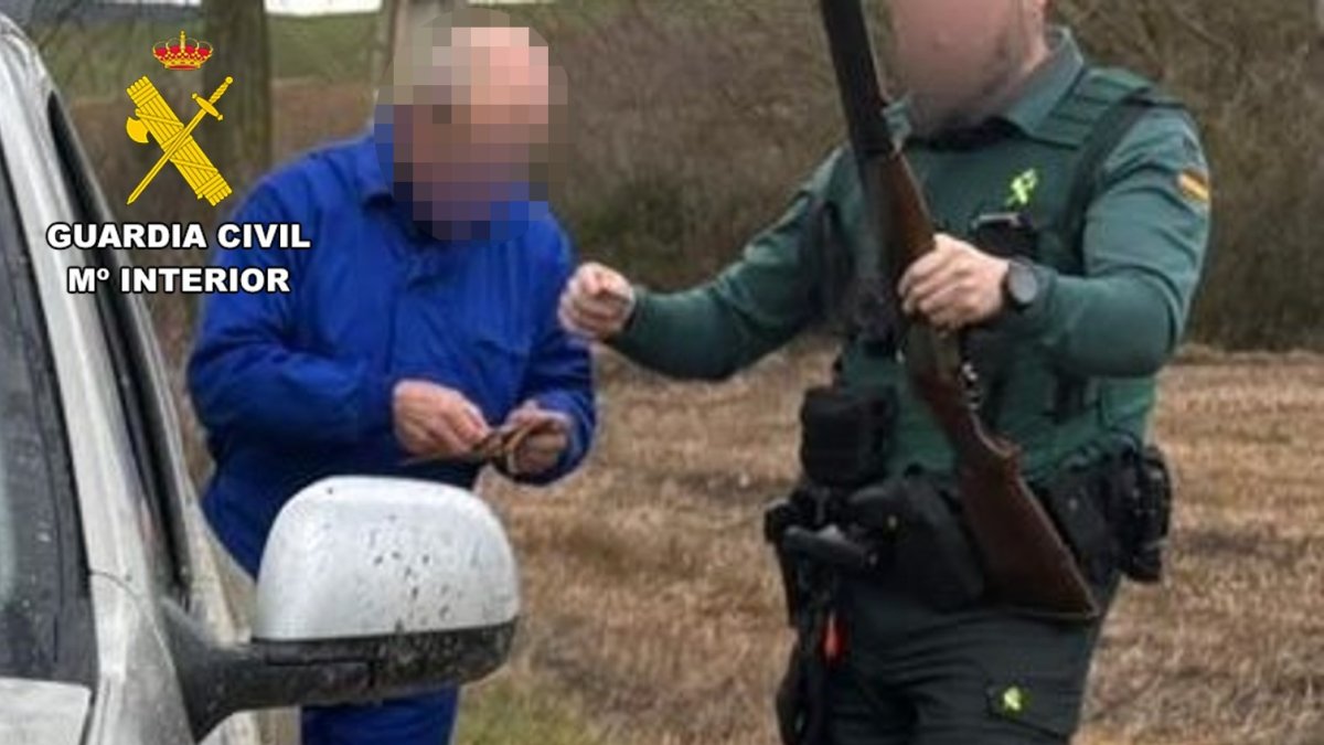 Imagen del cazador furtivo interceptado por la Guardia Civil.