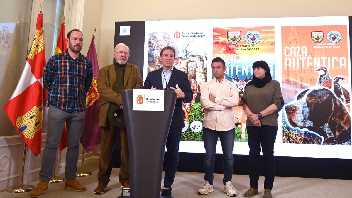 El presidente de la Diputación de Burgos y el presidente de la Federación de Caza de CyL con los campeones de España de Caza.