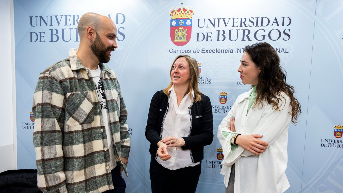 El responsable del Grupo de Polímeros de la UBU, Saúl Vallejos, junto a la vicerrectora de Investigación, Transferencia e Innovación, Verónica Calderón, y la directora del proyecto, Raquel Hernández.
