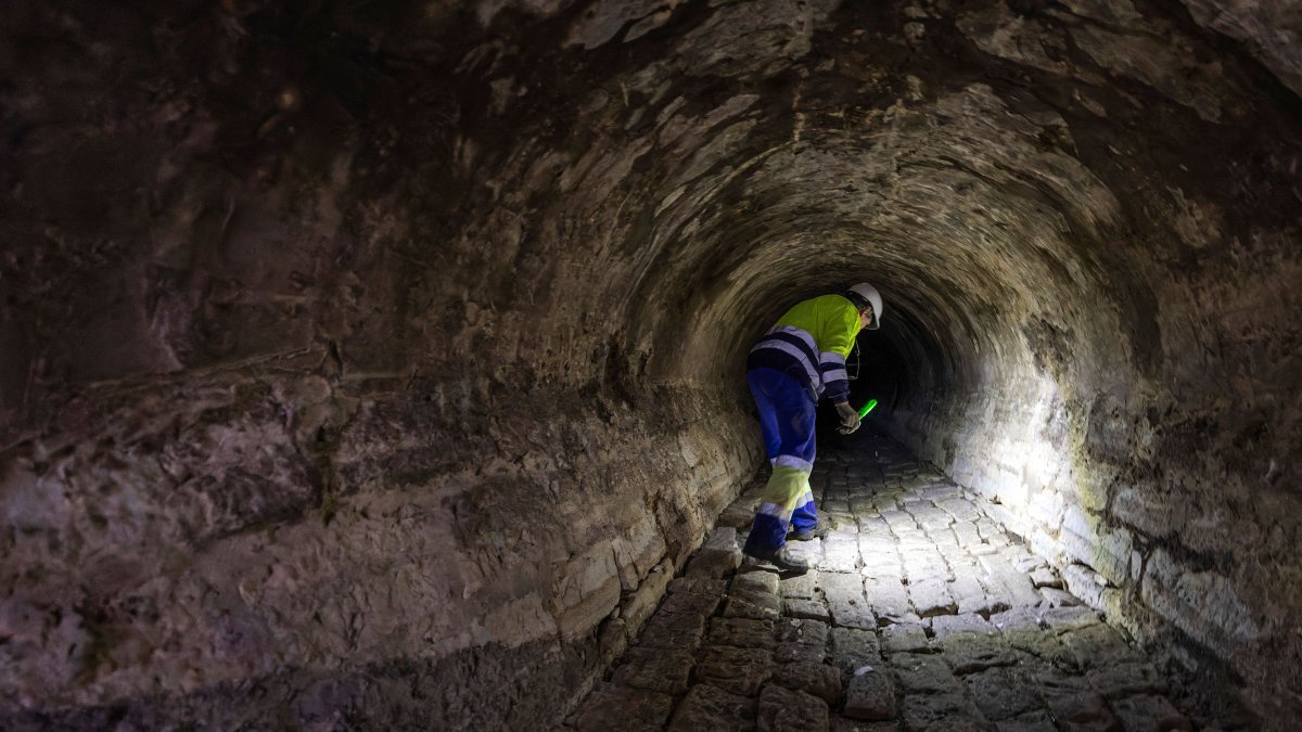 Un operario de Aguas de Burgos en el alividero del río Arlanzón, a la altura del paseo de la Isla.