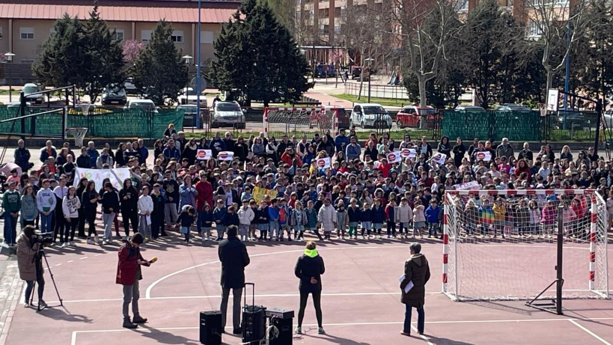 Imagen de la concentración de repulsa en el colegio donde trabaja el árbitro.