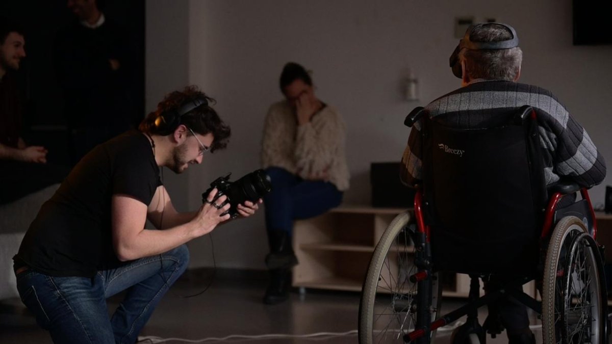 Grabación del impacto de la visión de Papatzo en las gafas virtuales de 360º en la residencia de ancianos de Pradoluengo.