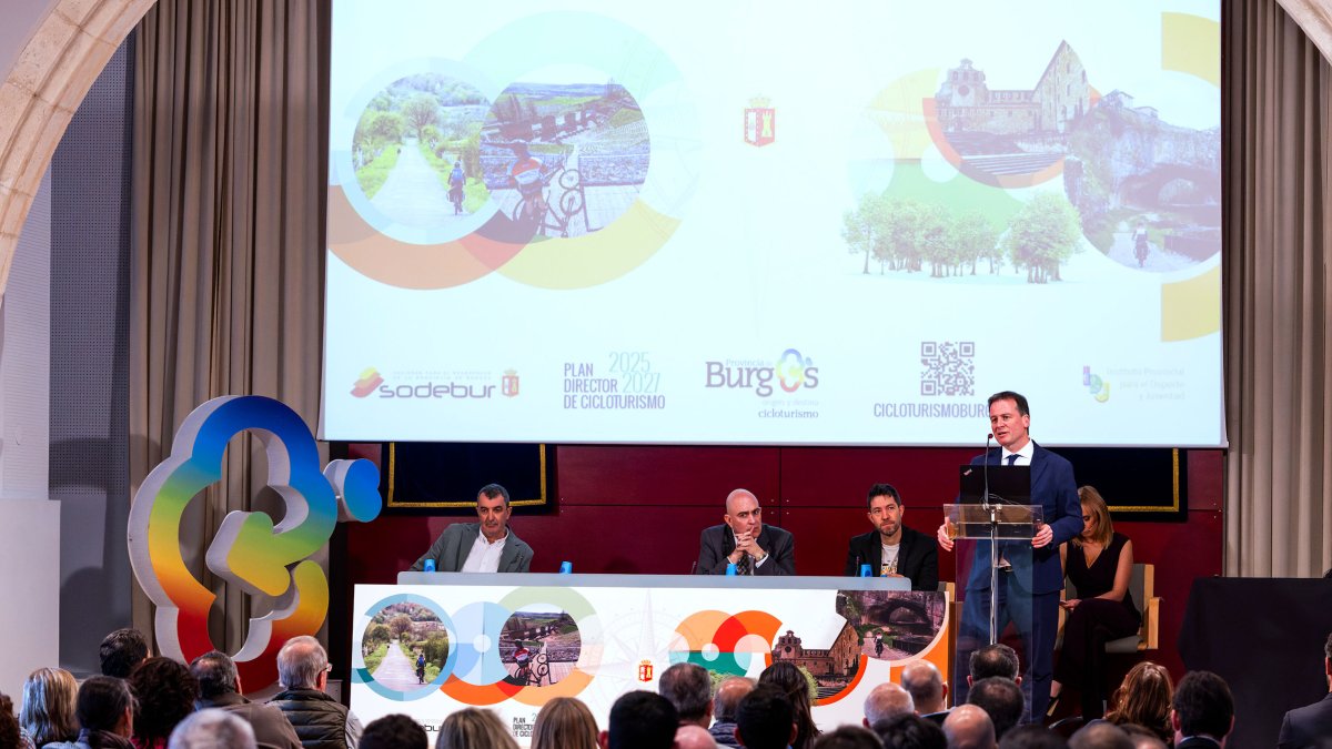 El presidente de la Diputación de Burgos, Borja Suárez, presentó a más de un centenar de alcaldes los detalles del Plan Estratégico de Cicloturismo 2025-2027.