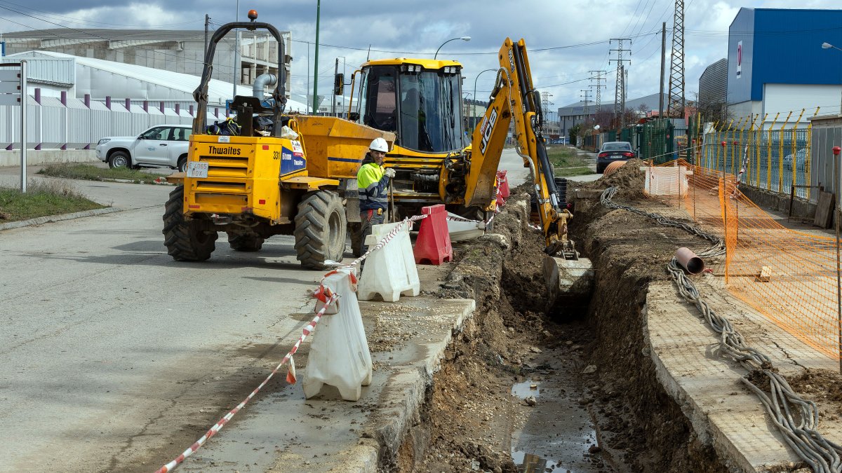 Obras de renovación de las redes de saneamiento y abastecimiento en la calle Montes de Oca, del polígono de Villalonquéjar.