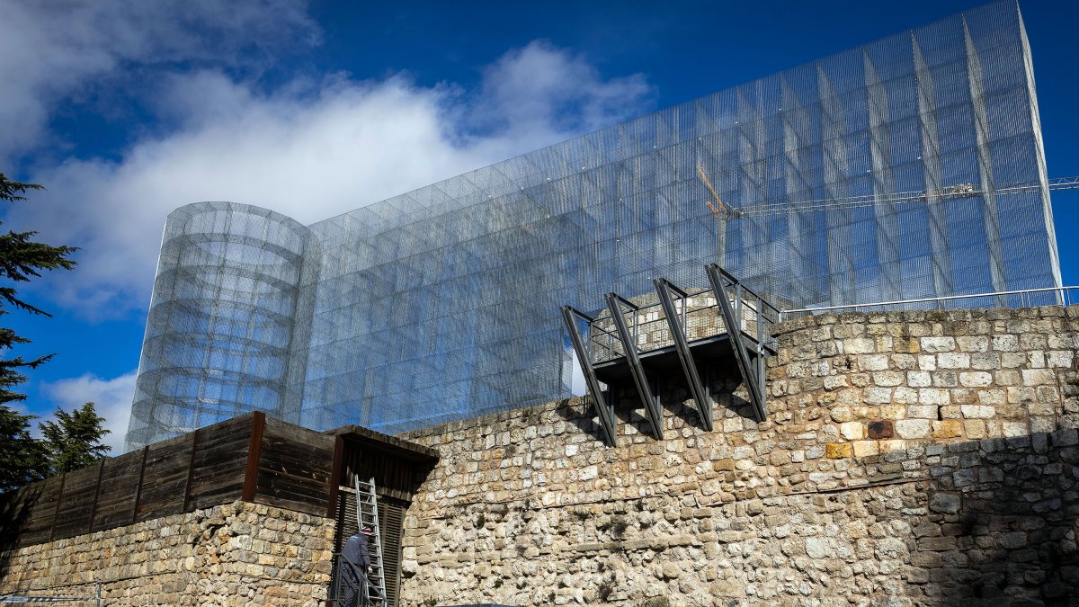 La malla metálica recrea el palacio de Alfonso X y es una de las novedades más destacables de las obras.