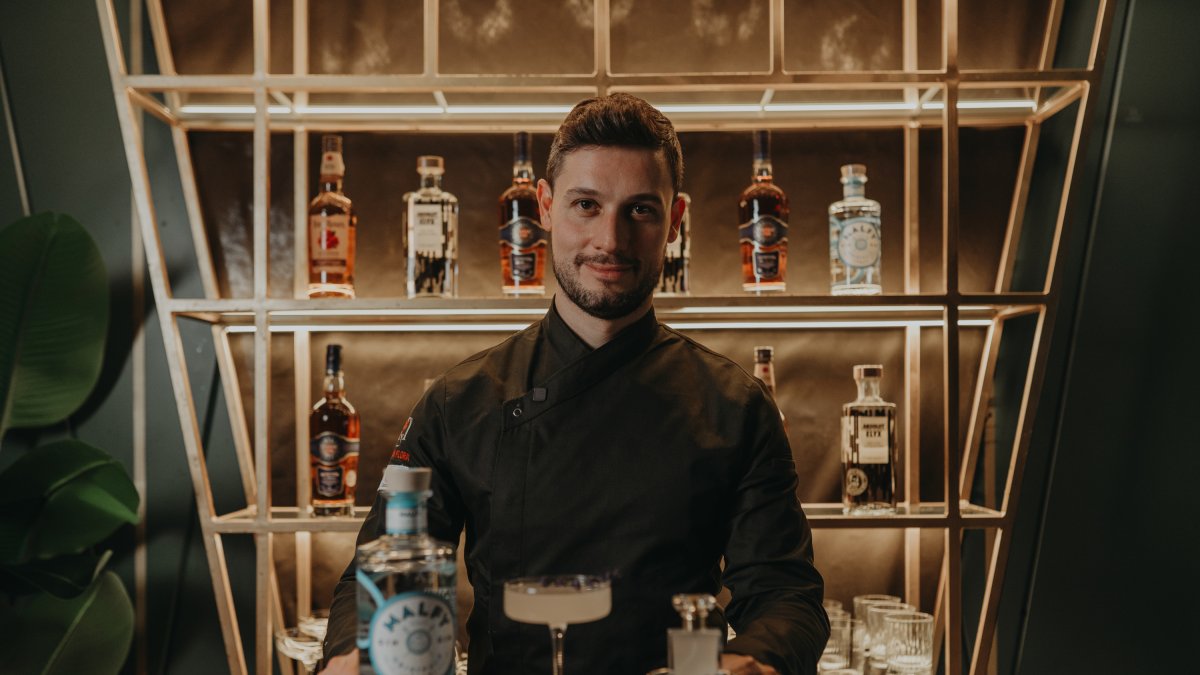 El 'bartender' Max Vázquez posa con una de sus creaciones inspiradas en Burgos.