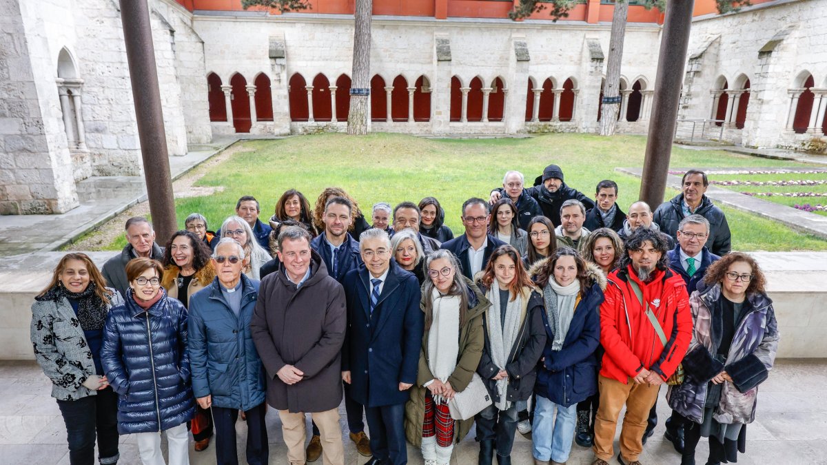 Las autoridades con los participantes en los programas mixtos de formación y empleo en Monasterio de San Agustín.
