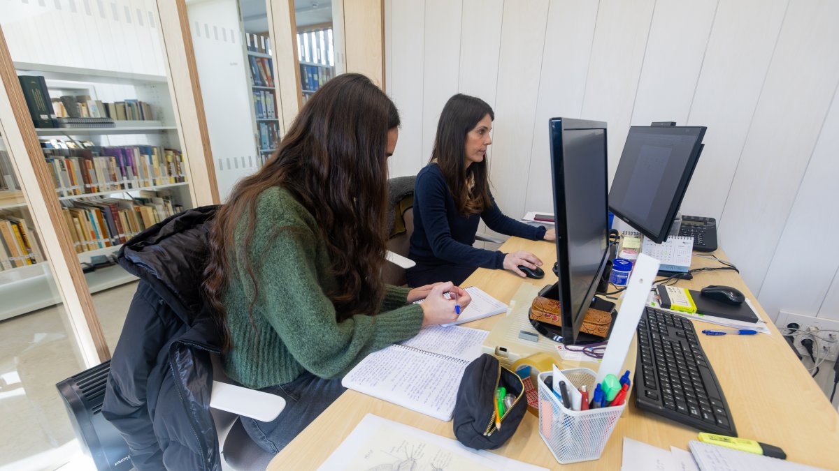 Dos de las tres trabajadoras del Centro Emiliano Aguirre que están realizando labores de documentacion del material.