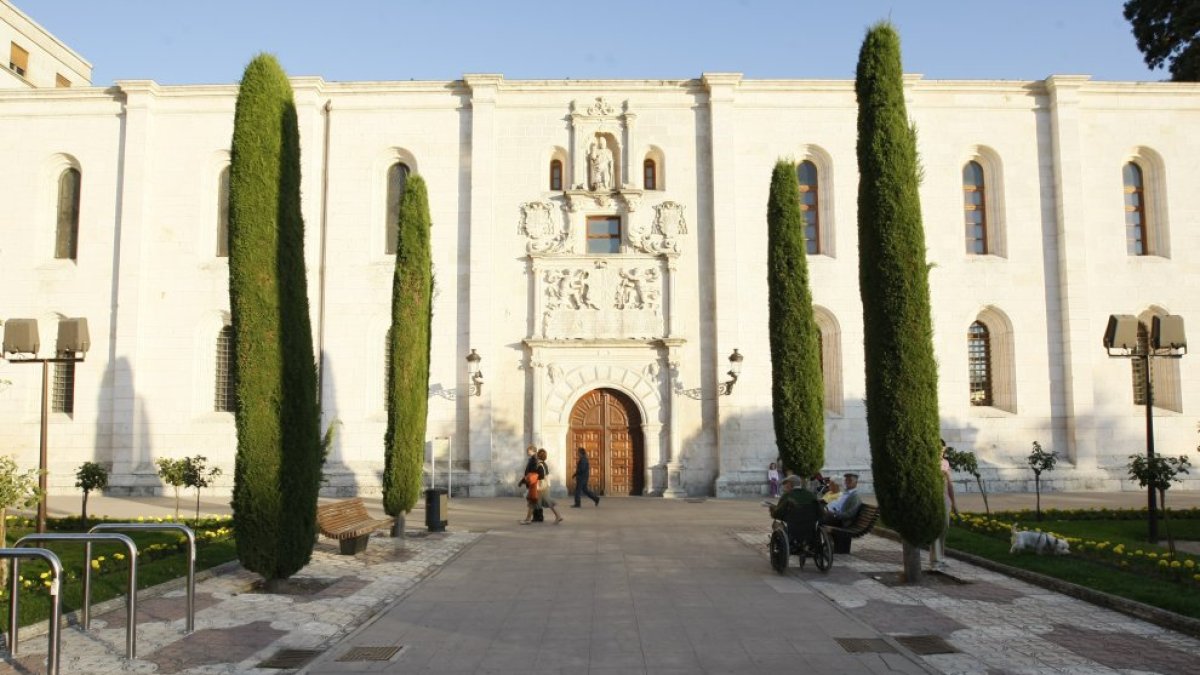 Exterior del instituto Cardenal López de Mendoza.
