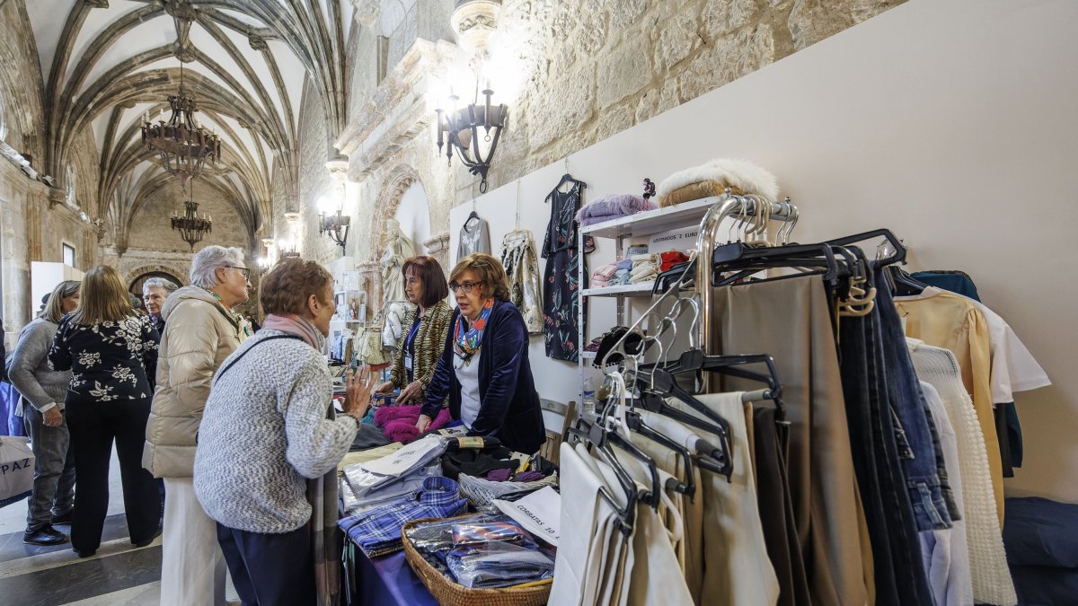 Ropa, libros antiguos, productos de gastronomía tradicional, pinturas y menaje que apuesta por la economia circular y financia un proyecto solidario.