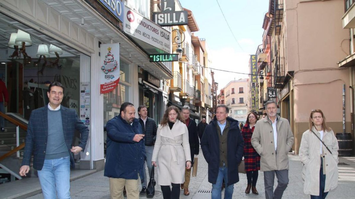 Muñoz pasea por el centro de Aranda junto a varios de los integrantes de la dirección provincial del PP de Burgos.