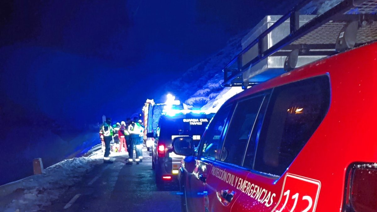 El rescate de los fallecidos en Lunada se prolongó hasta las 6.00 horas ante la dificultad de acceso.