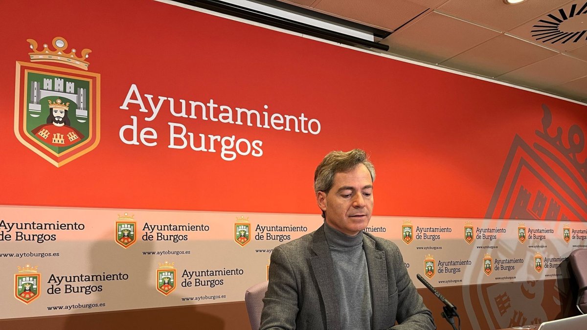 César Barriada, en una rueda de prensa en el Ayuntamiento de Burgos.