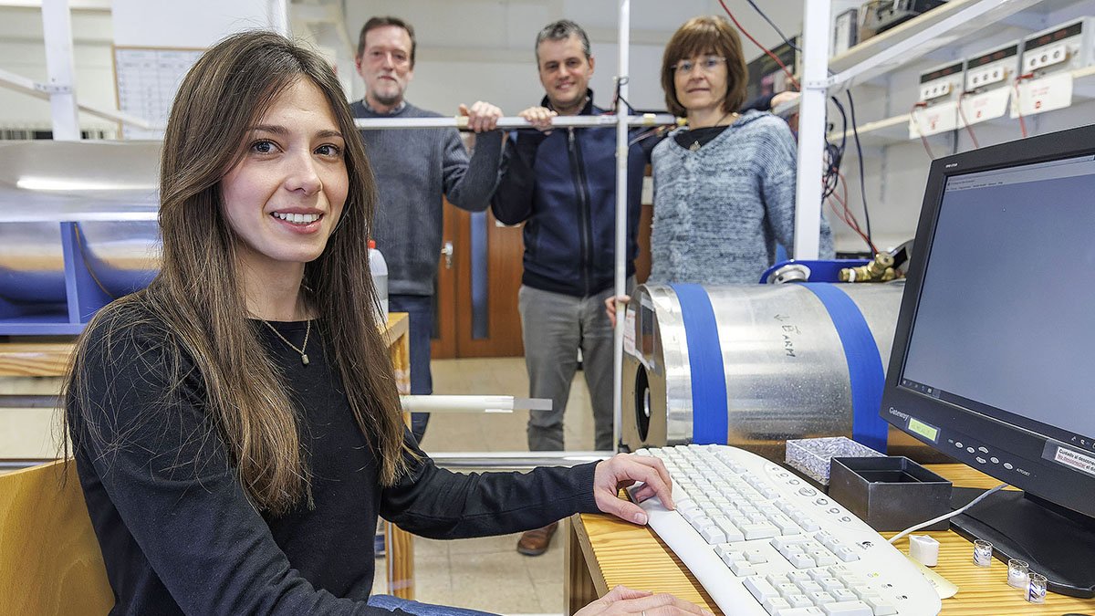 Eva Vernet Tarragó con Ángel Carrancho, Manuel Calvo Rathert y María Felicidad Bógalo, del grupo de Paleomagnetismo de la UBU.