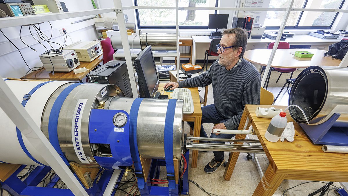 Ángel Carrancho, en el laboratorio de la UBU.