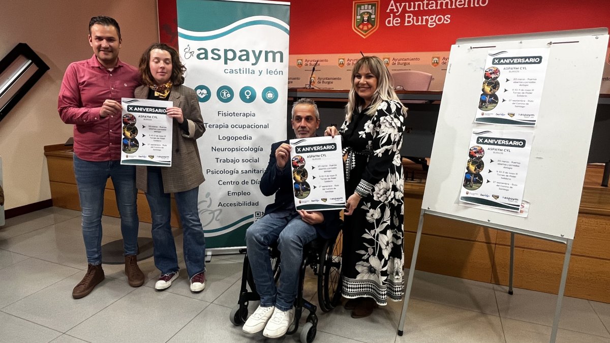 Miembros de Aspaym, con el presidente Ángel de Propios, y la concejal de Burgos Mila del Campo.