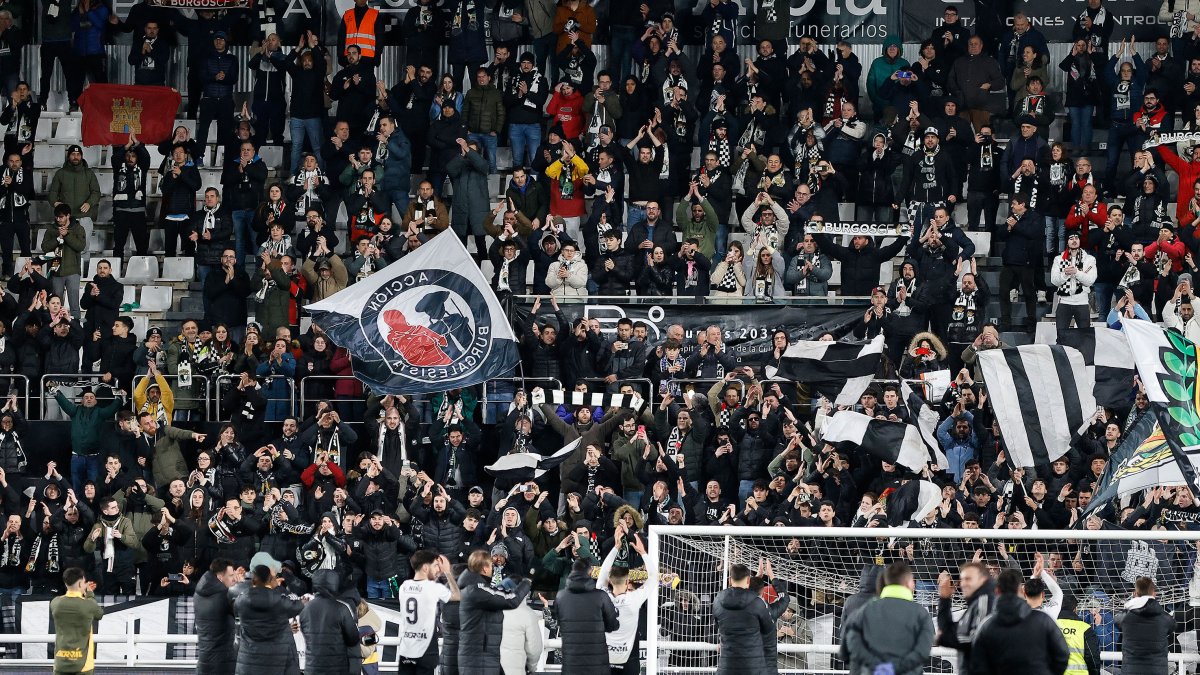 Los jugadores del Burgos CF saludan a los aficionados tras vencer al Albacete.