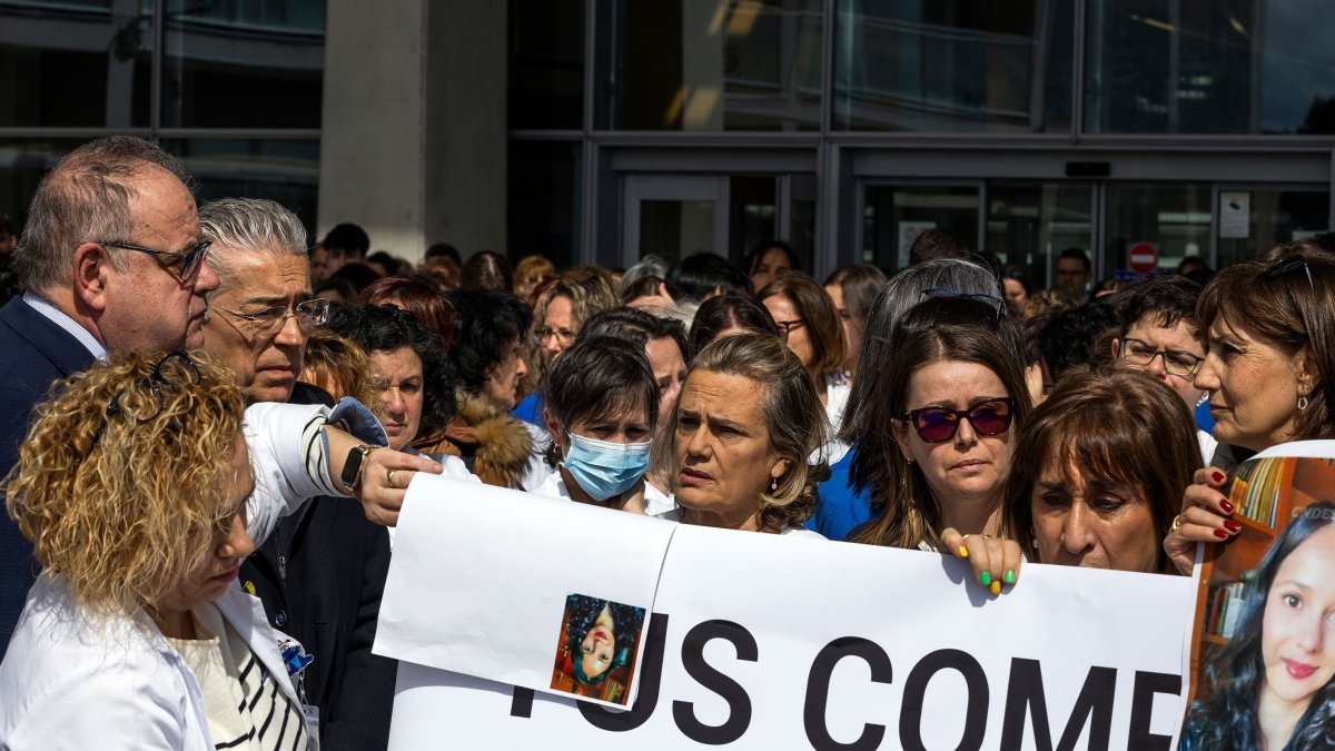 Casi medio millar de personas se concentraban ante el HUBU en repulsa del asesinato de Andrea Bejarano. Sus compañeros del Laboratorio mostraban su foto y una pancarta en su memoria. El consejero de Sanidad se sumó a la protesta.