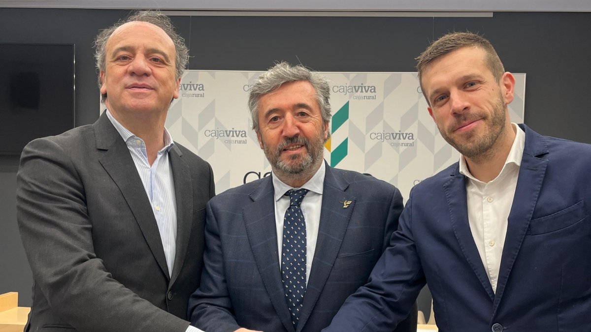 El presidente de Fundación Caja Rural, Tomás Fisac de Frías y, el presidente del Club Deportivo de Balonmano, Miguel Méndez Ordóñez.