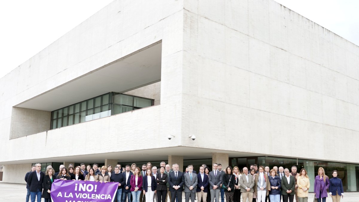 El presidente de las Cortes, Carlos Pollán, acompañado por los portavoces y procuradores de los grupos parlamentarios, participa en un minuto de silencio por el asesinato en Burgos de Andrea Bejarano.