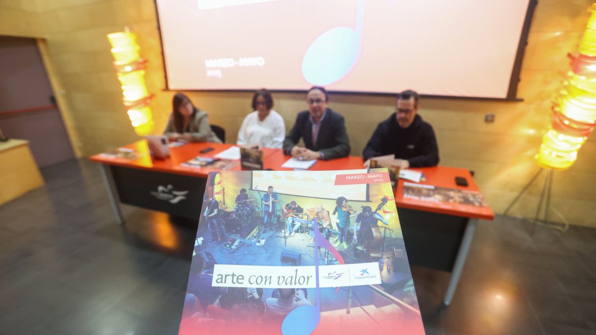 Begoña Gutiérrez, de Lucidus, Rosana Cano, de La Caixa, Ramón Alegre, del Foro Solidario de Caja de Burgos, y el músico Joaquín García, presentaron la iniciativa.