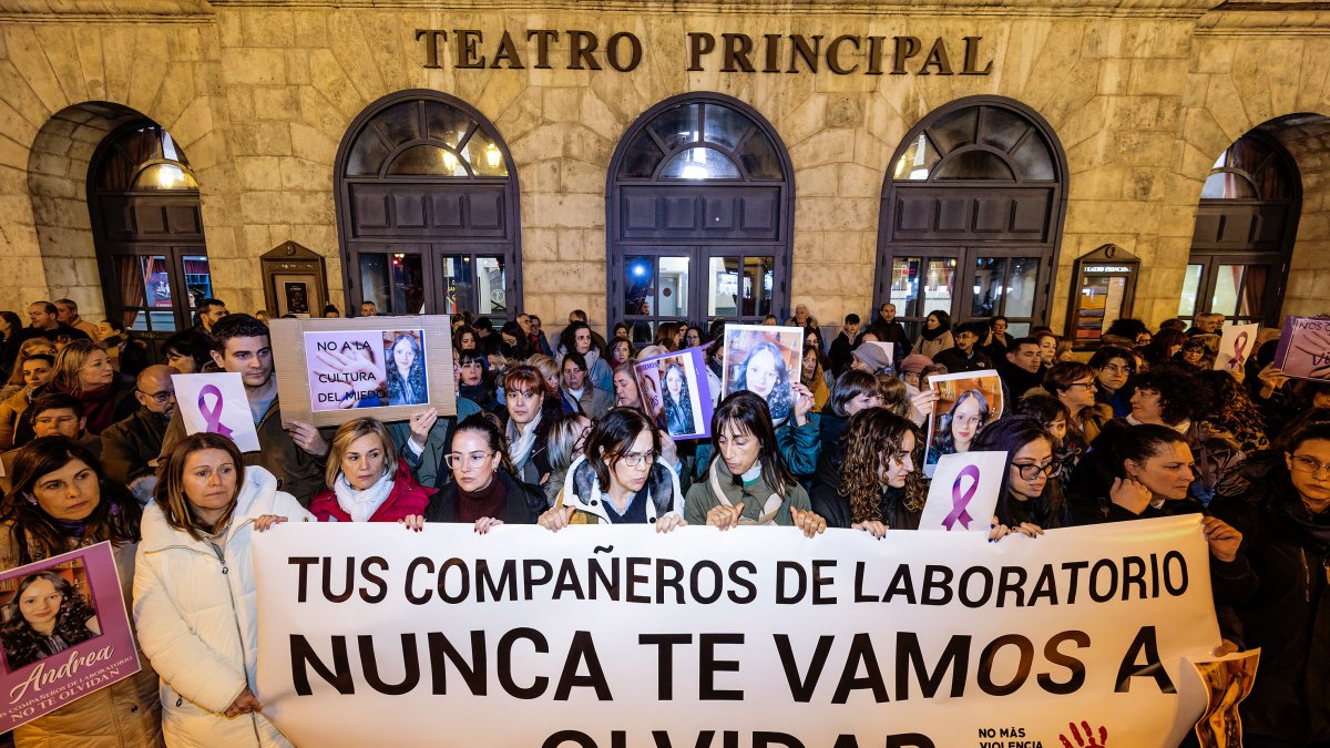 Concentración de repulsa contra el crimen de Andrea.