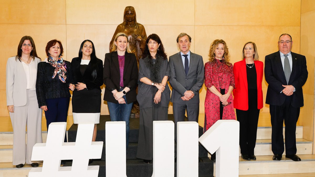 Foto de familia de los participantes en la jornada 'Stop Violencia Machista', en la Universidad Isabel I de Burgos.