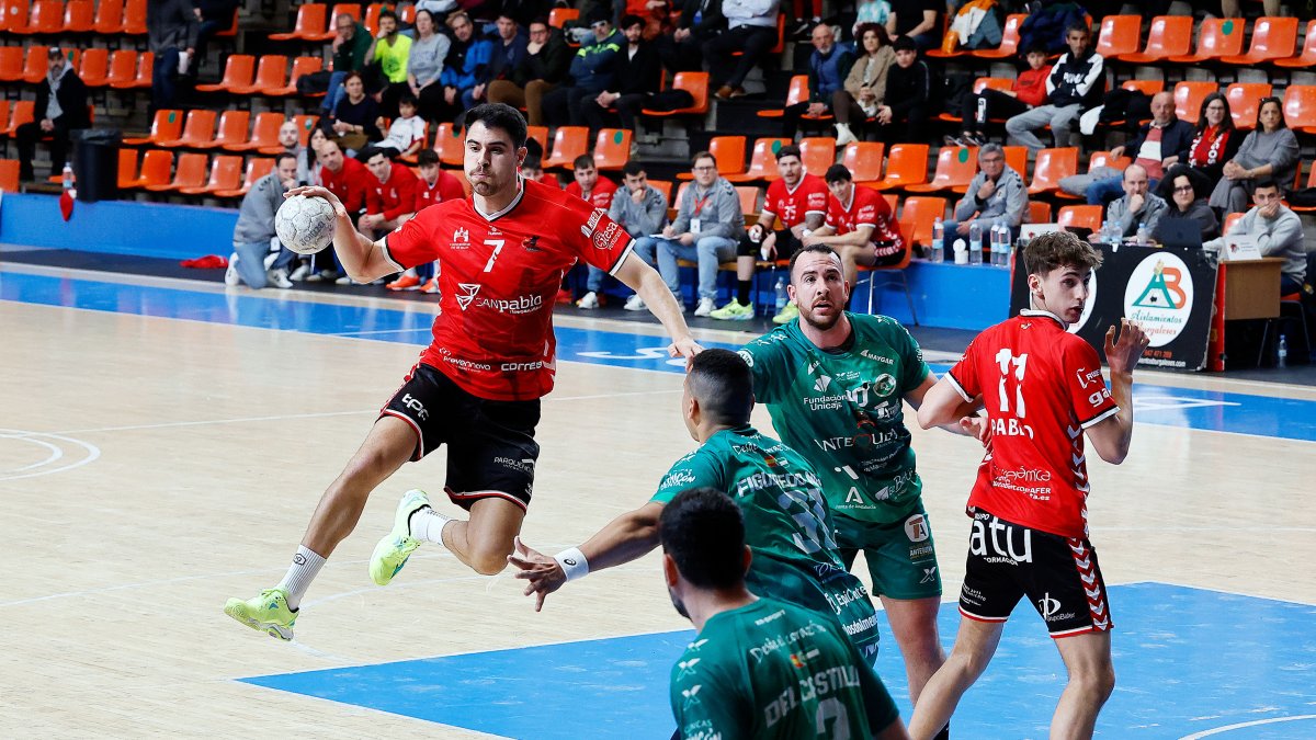 Álex Chan y Pablo Gómez, durante el partido contra Antequera.