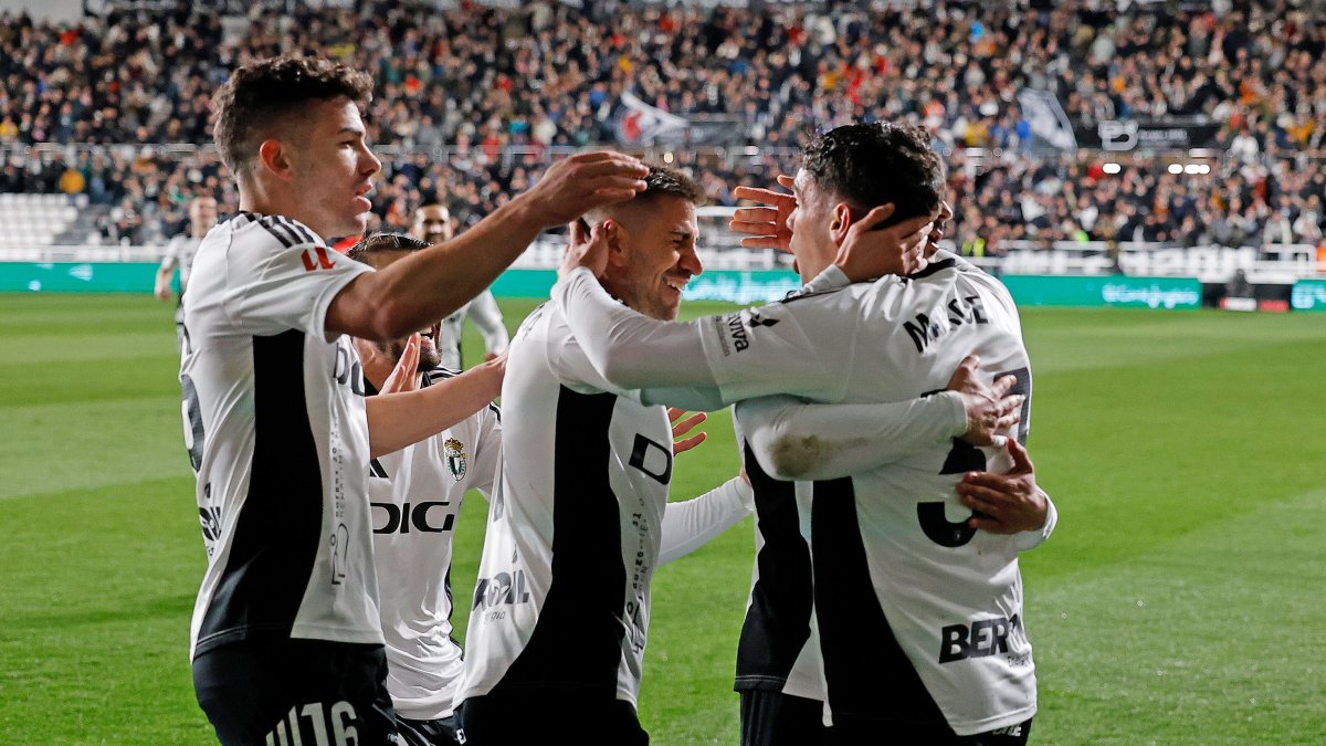 Los jugadores celebran el primer gol del Burgos CF.