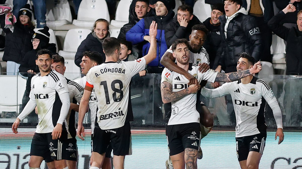 Los jugadores celebran el gol de Fer Niño.
