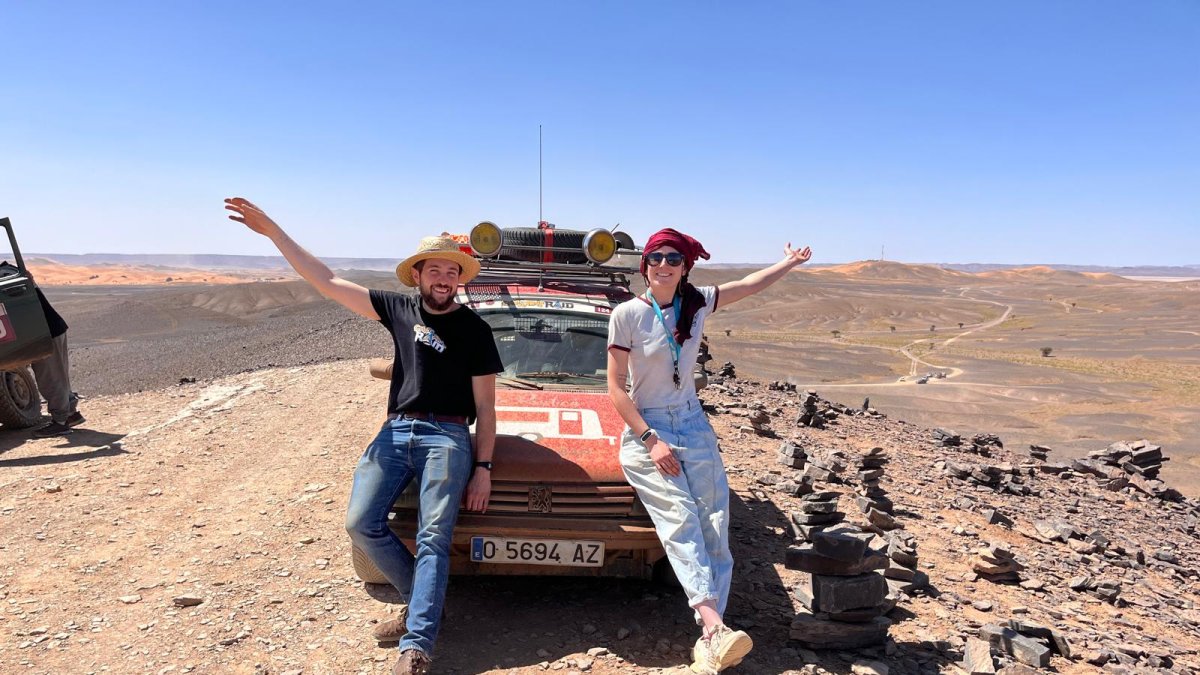 Cristina y Óscar posan en una de las etapas con su Peugeot 205 del año 1991.