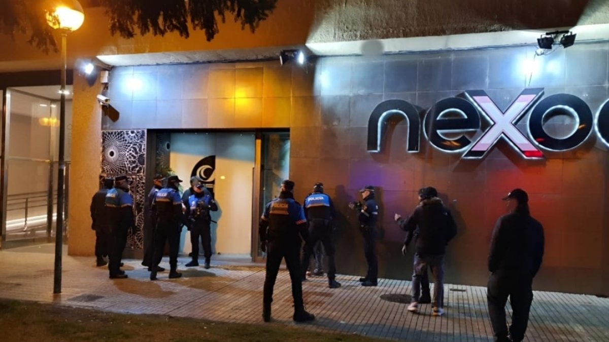 Un grupo de agentes de la Unidad de Respuesta Rápida, en una intervención en un local de ocio nocturno en Burgos.
