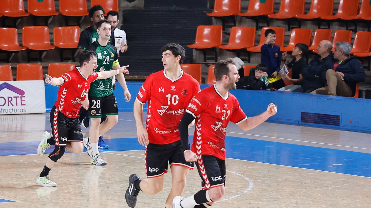 Los jugadores del UBU San pablo Burgos celebran un gol.