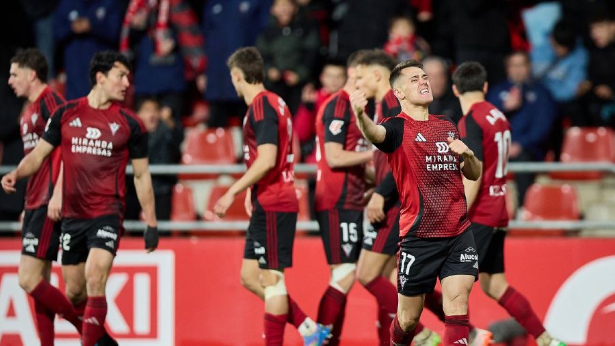 Los jugadores del Mirandés celebran la victoria.