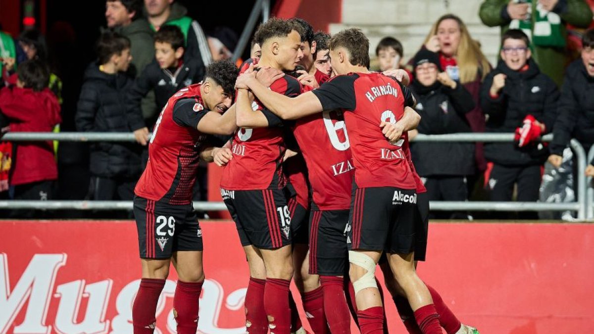 Los jugadores celebran uno de los goles.