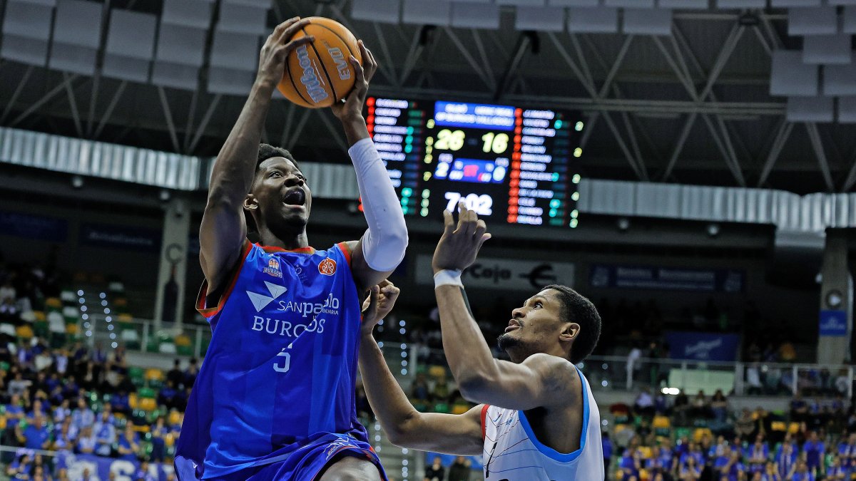 Wembi encara el aro durante el partido.