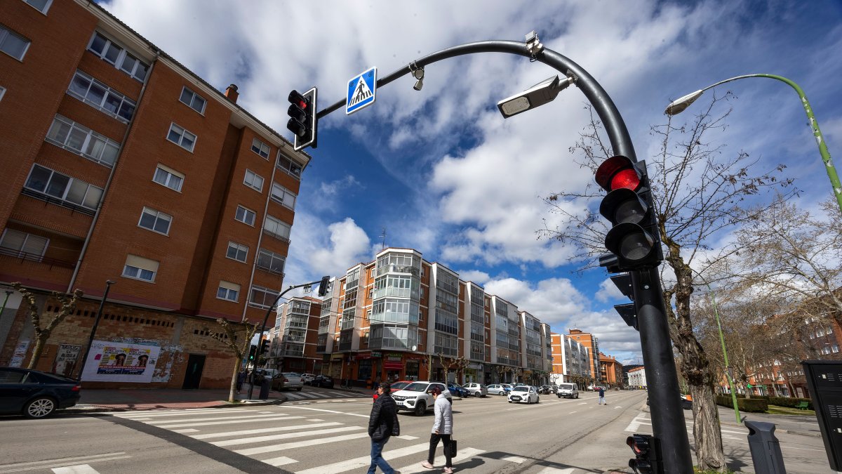 Pasos de peatones que ahora incluyen nuevos semáforos para dar más seguridad a los peatones a la hora de cruzar.