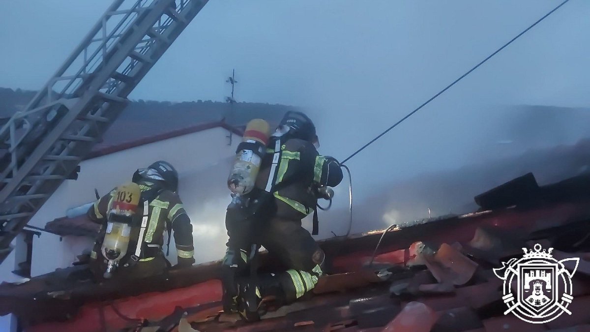 Los Bomberos intervienen en el incendio de Covarrubias este sábado.