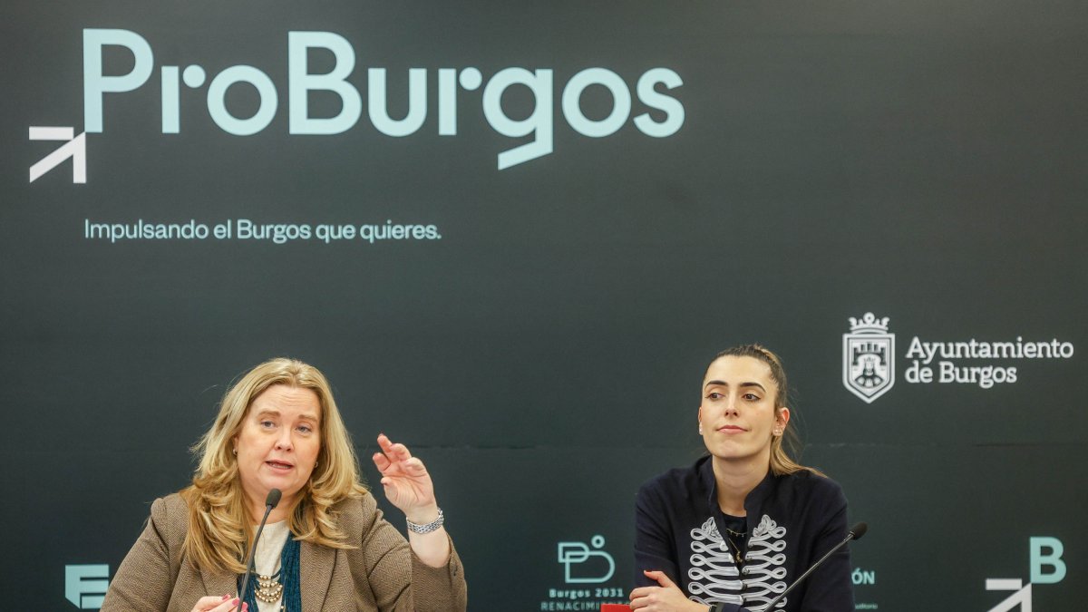 Cristina Ayala y Andrea Ballesteros, en la presentación del nuevo logo de ProBurgos.