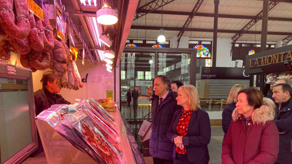 La consejera y el alcalde de Salamanca en la visita al mecado central de Salamanca.