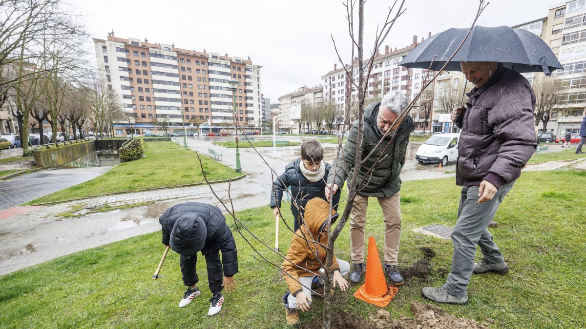 El concejal de Medio Ambiente, Carlos Niño, y alumnos del CEIP Los Vadillos plantan un ejemplar en el parque Baden Powell de la capital burgalesa.