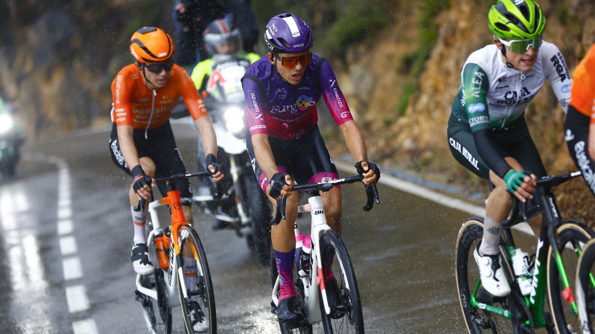 José Luis Faura rueda escapado bajo una fuerte lluvia.