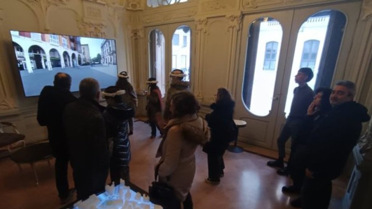 Varias personas en el espacio habilitado para conocer el proyecto de peatonalización de la calle Santander que se basa en un túnel.