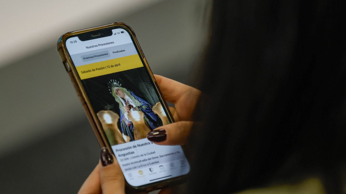 Una persona utiliza la App de la Semana Santa de Burgos.