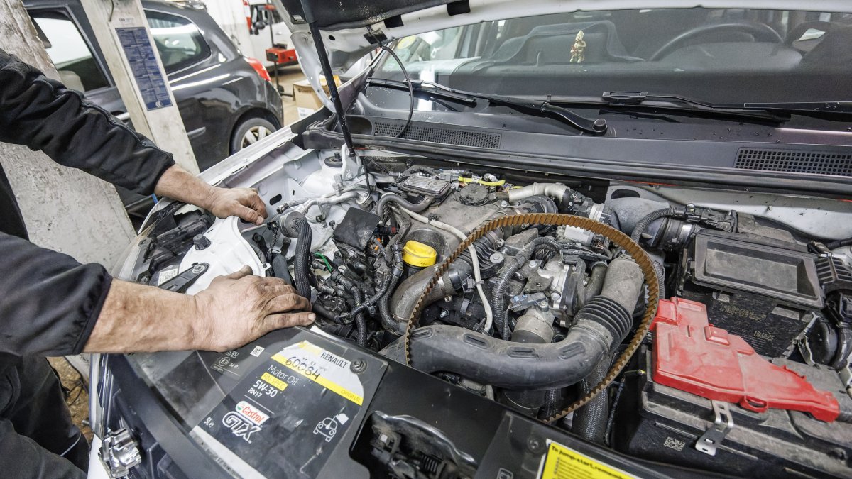 Imagen del motor de un vehículo en un taller mecánico donde es dificil encontrar mecánicos cualificados y con experiencia.