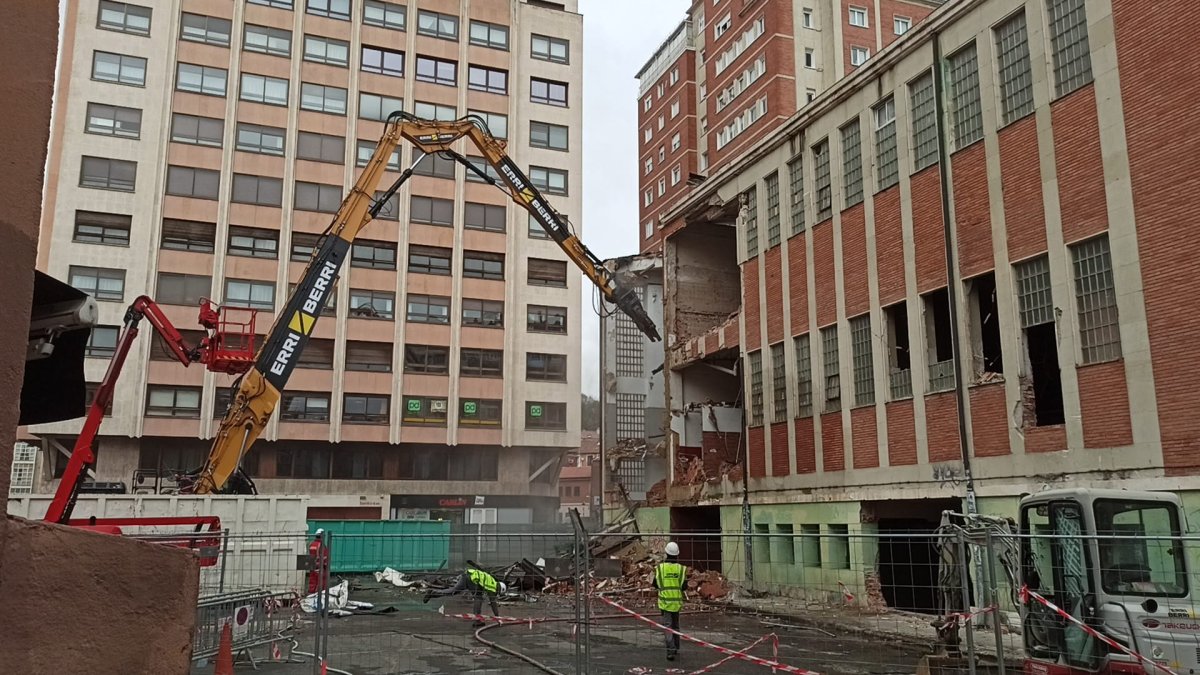 Trabajos de derribo del Mercado Norte en Burgos.